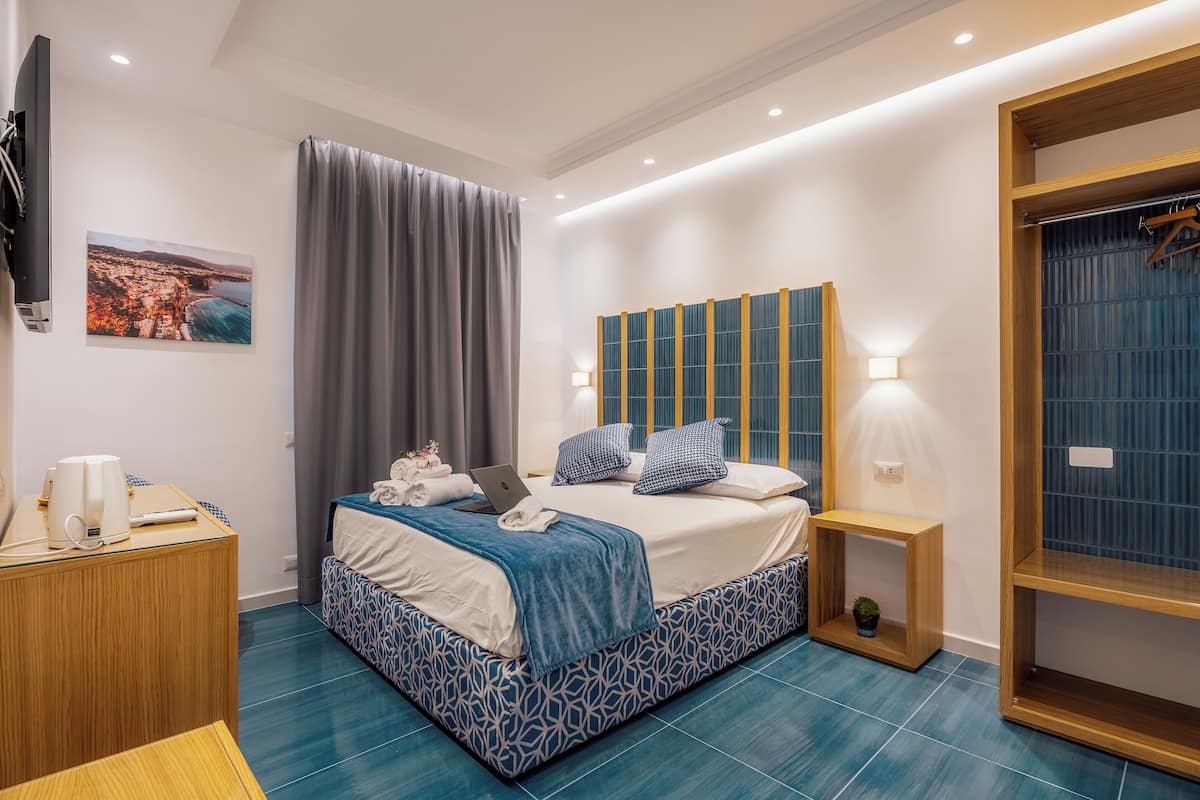 Minibar, caja de seguridad en la habitación y escritorio