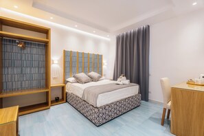 Um quarto moderno com uma cama grande, um guarda-roupa de madeira, uma escrivaninha e uma cadeira.