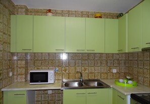 Kühlschrank, Ofen, Wasserkocher mit Kaffee-/Teezubehör