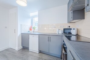 Køleskab, mikrobølgeovn, ovn, kogeplade