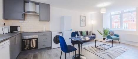 Réfrigérateur, micro-ondes, four, plaque de cuisson