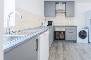 Een koelkast, een microgolfoven, een oven, een kookplaat