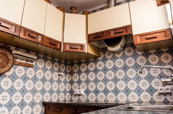 Refrigerador, horno, lavavajillas y cafetera y tetera 