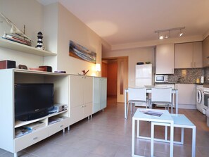 Kühlschrank, Mikrowelle, Ofen, Wasserkocher mit Kaffee-/Teezubehör