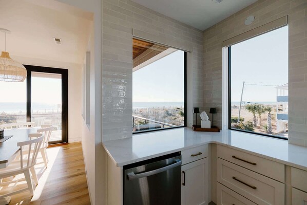 Frigorífic, microones, forn i placa de cuina 