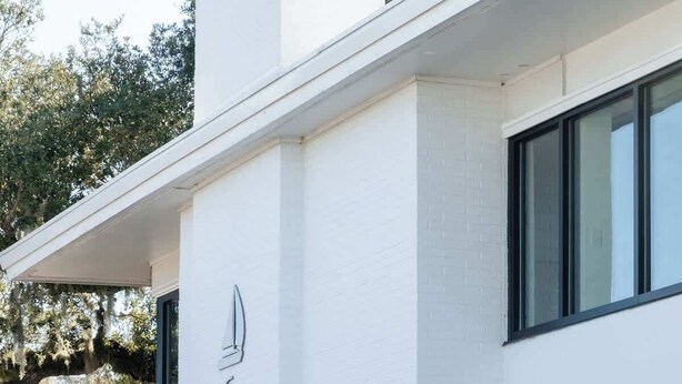 Un edificio moderno con fachada blanca y un letrero que dice "Waldron".