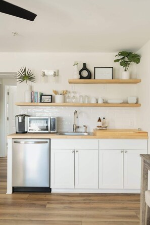 ثلاجة، ميكروويف، موقد طهي مسطح، ماكينة لصنع القهوة/الشاي