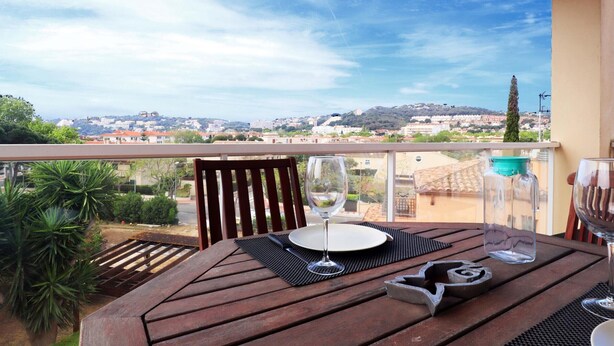 Outdoor dining - Apartment in S'Agaró for 6 with pool and parking (S'Agaró)