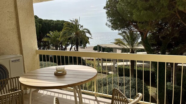 Outdoor dining - Seaside Apartment in Platja d'Aro, direct beach access (Platja d'Aro)