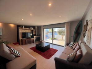 Casa, 4 quartos, piscina particular, vista para a piscina | Sala de estar