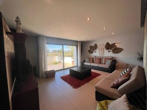Casa, 4 quartos, piscina particular, vista para a piscina | Sala de estar