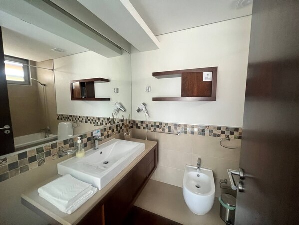 A modern bathroom with a double sink, a mirror, a shower, and a bidet. - House With Heated Pool all Year Round (Murtosa)