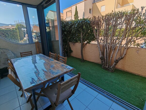 Outdoor dining - Modern 2-bedroom apartment with parking, close to beach (Argelès-sur-Mer)