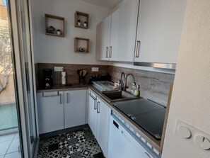 Réfrigérateur, micro-ondes, plaque de cuisson, lave-vaisselle