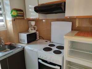 Fridge, microwave, oven, stovetop - Studio 3 pers in Gruissan - Port View - Parking - Mobile Air Conditioning (Gruissan)