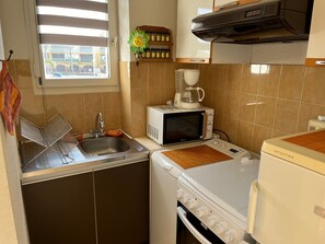 Réfrigérateur, micro-ondes, plaque de cuisson, cafetiÚre/bouilloire