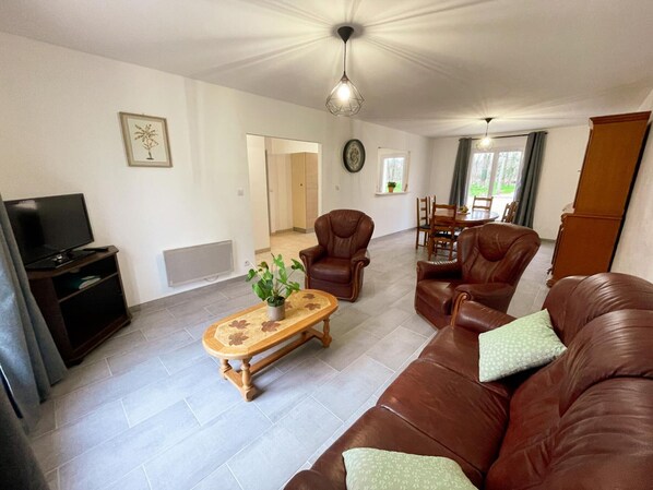 TV - One-level cottage in Touraine with large garden and parking (Courcelles-de-Touraine)