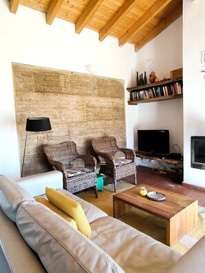 TV, fireplace, foosball, table tennis - Quiet detached country house, countryside &coast 22km, shared pool, restaurant. (Santiago do Cacém)