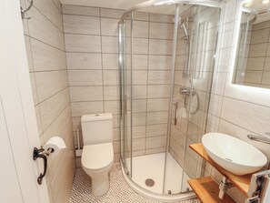 Cottage | Bathroom | Shower, hair dryer - Wren's Nest (Keswick)