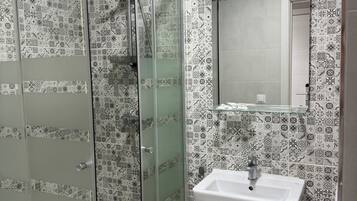 Ducha, toallas, jabón y champú