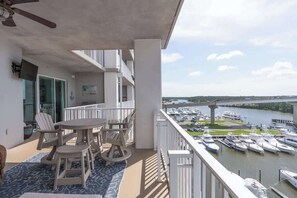 Un balcon donnant sur une marina et un pont.