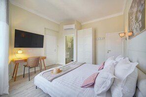 2 室のベッドルーム、デスク、アイロン / アイロン台、WiFi