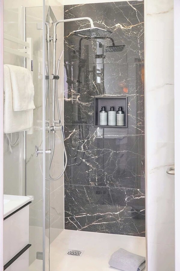 Douche, séchoir à cheveux, serviettes fournies, shampooing