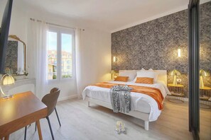 2 chambres, bureau, fer et planche à repasser, lit de bébé portatif