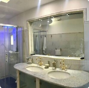 Superior Suite, Sea View | Bathroom | Bathrobes, slippers