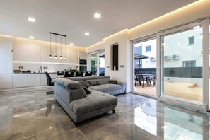 TV, peis, videospill og kontorer