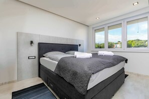 4 bedrooms, desk, iron/ironing board, WiFi