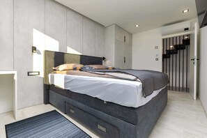 4 bedrooms, desk, iron/ironing board, WiFi