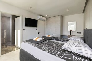 4 bedrooms, desk, iron/ironing board, WiFi