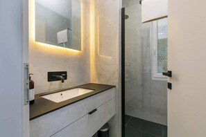 Dusche, Haartrockner, Handtücher