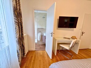 2 habitaciones, escritorio, tabla de planchar con plancha y wifi gratis