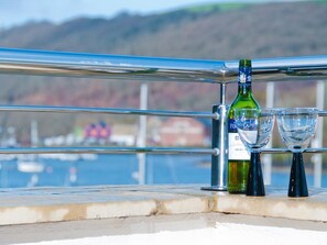 Bar (on property) - Quay Lodge (Dartmouth)