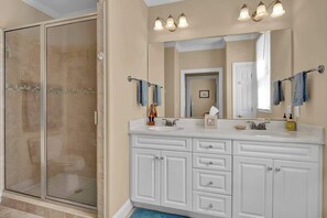 Shower, soap, shampoo, toilet paper - Paws & Relax Island Retreat (Carolina Beach)