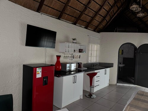 Peaceful lodge with  free WiFi in Kempton Park, near airport, near airport
