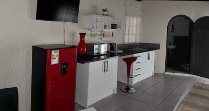 Peaceful lodge with free WiFi in Kempton Park, near airport, near airport