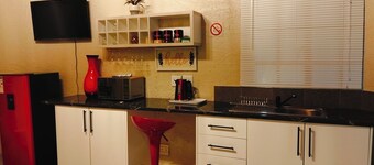 Peaceful lodge with free WiFi in Kempton Park, near airport, near airport