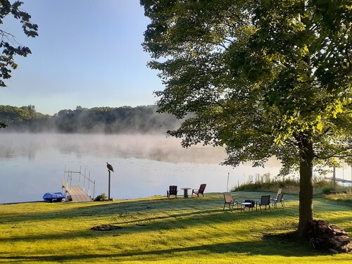 Cozy 1 Bdrm cabin/sleeps 4. Fireplace/Lakefront/Boats available. Open all year