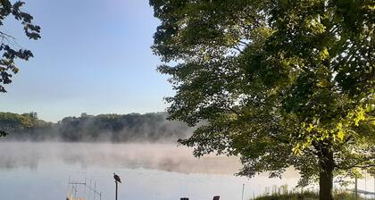 Cozy 1 Bdrm cabin/sleeps 4. Fireplace/Lakefront/Boats available. Open all year