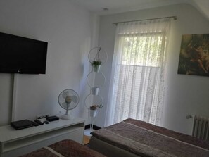2 habitaciones, tabla de planchar con plancha, wifi y ropa de cama 
