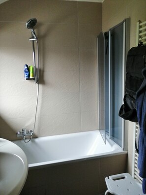 Een haardroger, handdoeken, zeep, toiletpapier