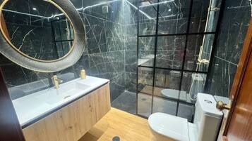House, 4 Bedrooms, Accessible, Private Pool | Bathroom amenities