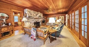 电视、壁炉、办公室