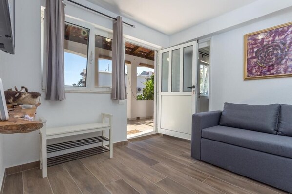 Apartment, Patio, Garden View | Living area | 32-inch flat-screen TV with cable channels - Appartamento Nomads Ac Wifi Hvar (Hvar)