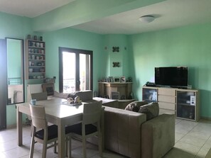 Télévision, cheminée, imprimantes