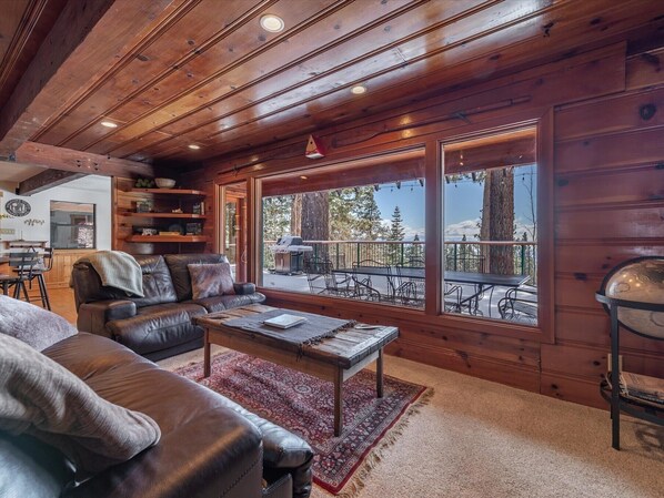 Smart TV, fireplace, foosball, books - New HOT TUB! Lake View, Knotty Pine Cabin with Charming Updates (Tahoe Vista)