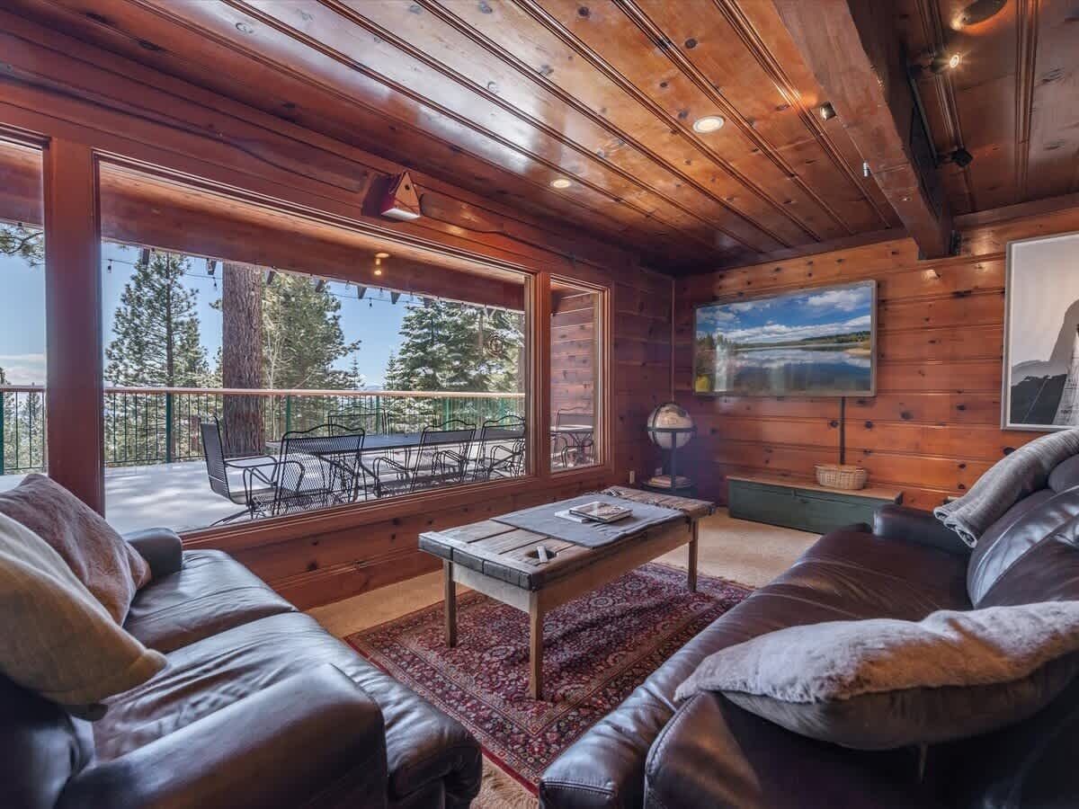 Smart TV, chimenea, futbolito y libros 